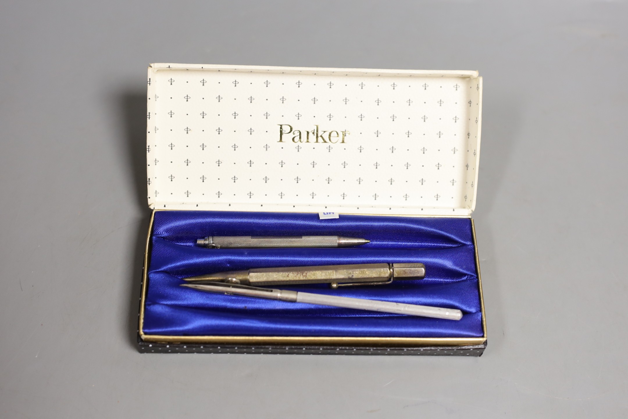 Assorted vintage fountain pens, Yard O Led pencils and sundry collectables